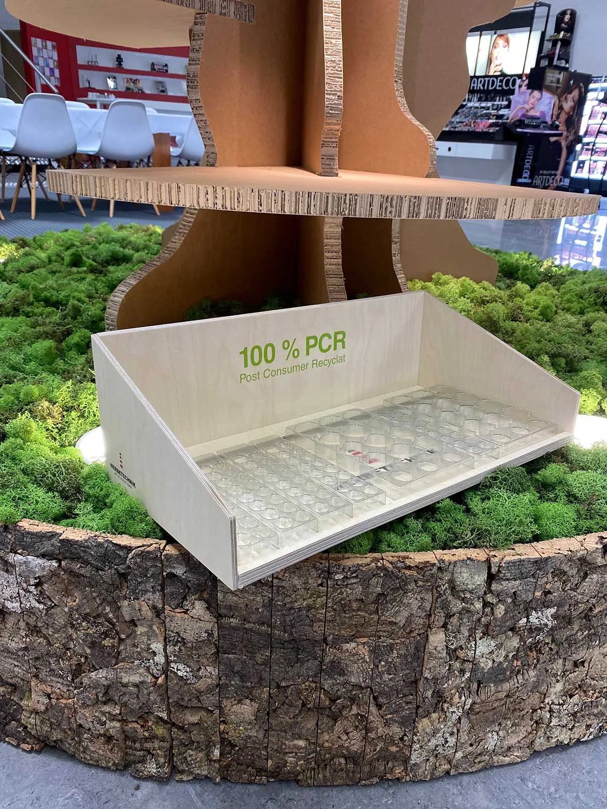 Nachhaltigkeits-Ausstellung mit PCR-Tablett aus eigener Produktion